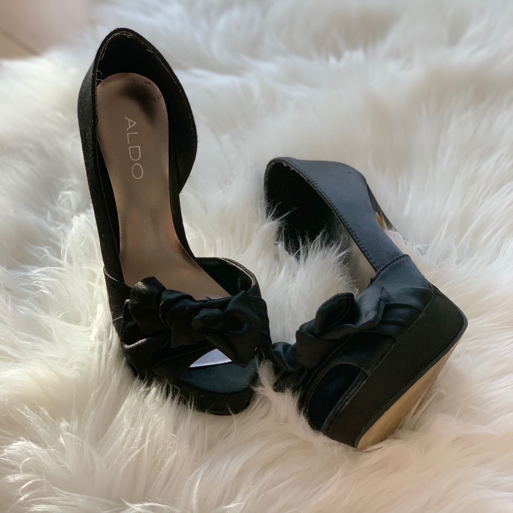 Black satin pumps with bow